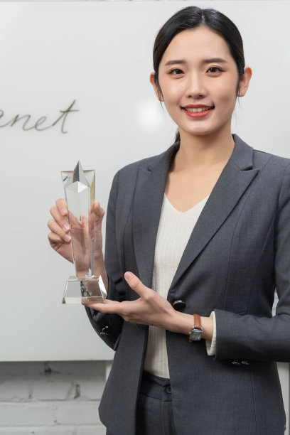 成功的商务女士拿着奖杯图片下载