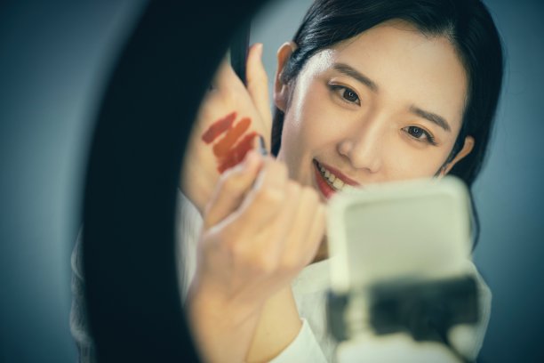 青年女人在线直播口红试色图片下载