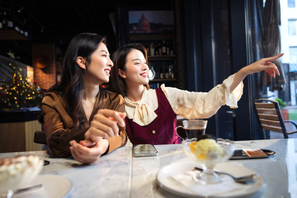 年轻闺蜜在咖啡馆聊天图片下载