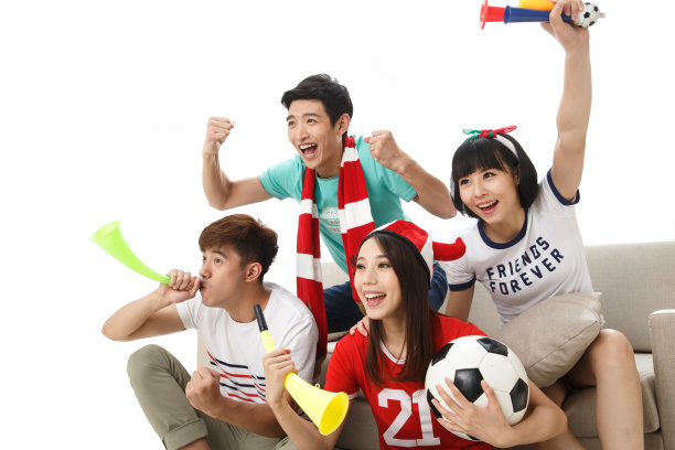 年轻球迷看比赛欢呼呐喊图片下载