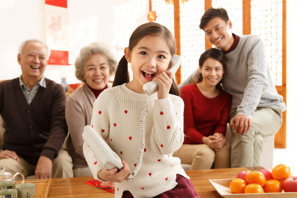 快乐小女孩过年打电话图片下载