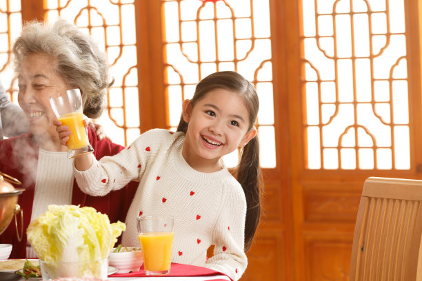在吃饭的小女孩图片下载