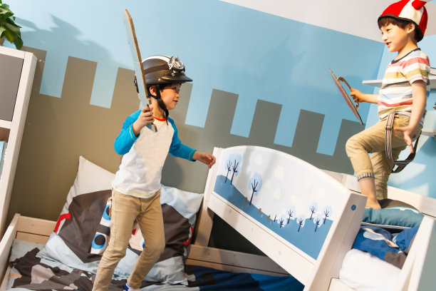 两个孩子在上下铺床上玩耍图片下载