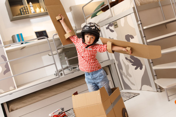 小男孩在卧室玩耍图片下载