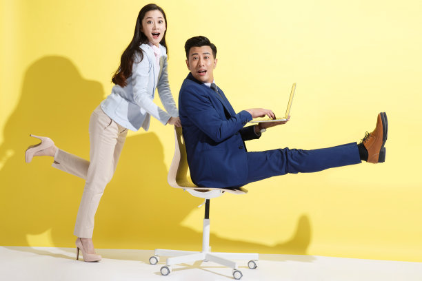 商务人士使用笔记本电脑图片下载