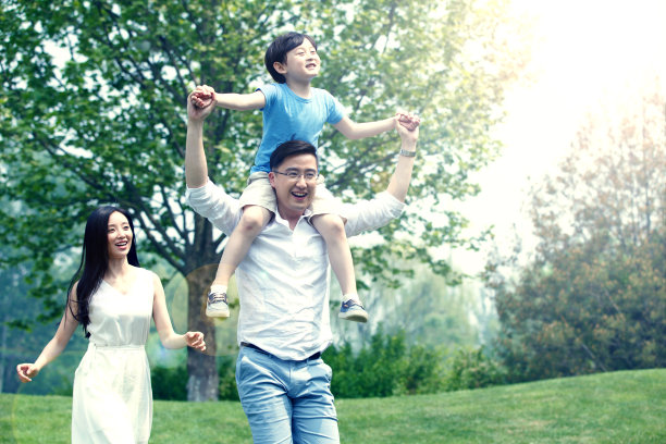 一家三口在草地上奔跑图片下载