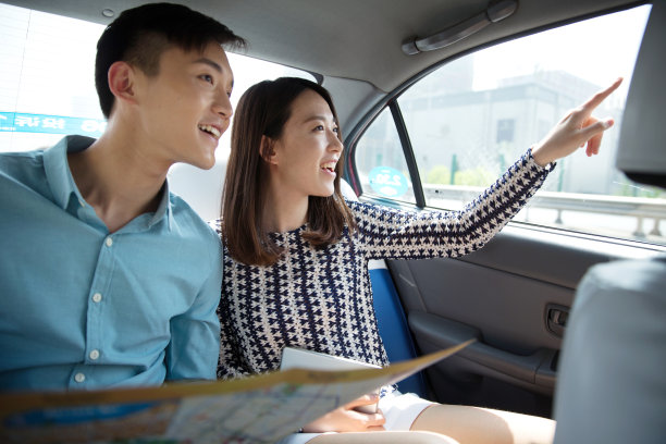 青年情侣坐车出游图片下载