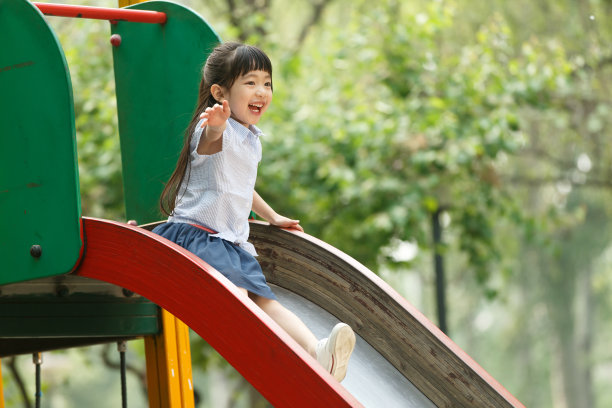 小女孩滑滑梯图片下载