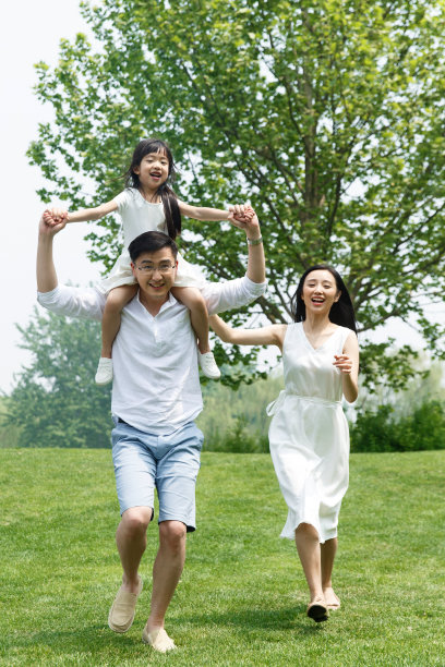 快乐的一家三口图片下载