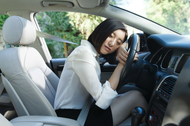 青年女人在车里睡觉图片下载
