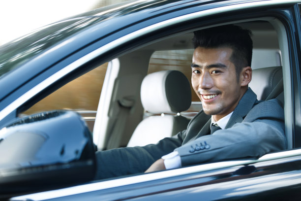 青年男人开车图片下载