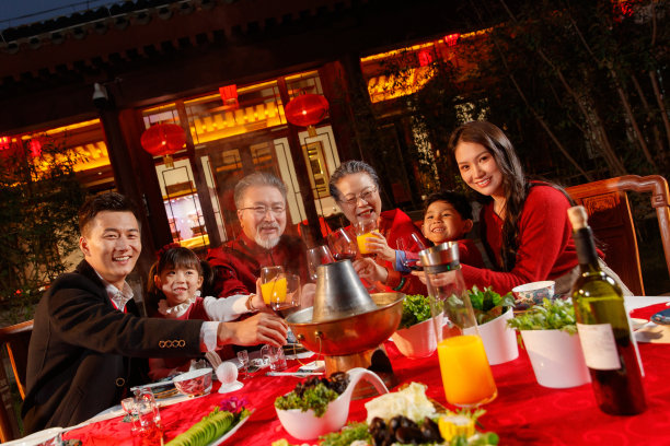 春节东方家庭在中式庭院内聚餐图片下载