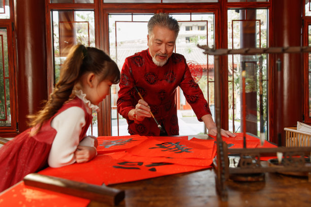 祖孙俩人一起写春联图片下载