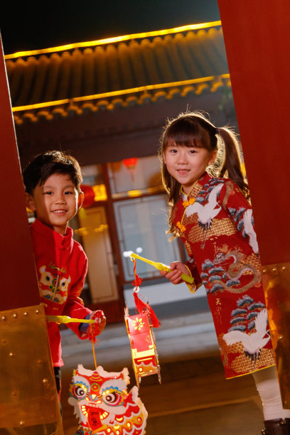 欢乐的男孩女孩庆祝新春图片下载