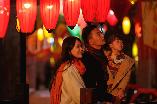 幸福三口之家逛庙会图片下载