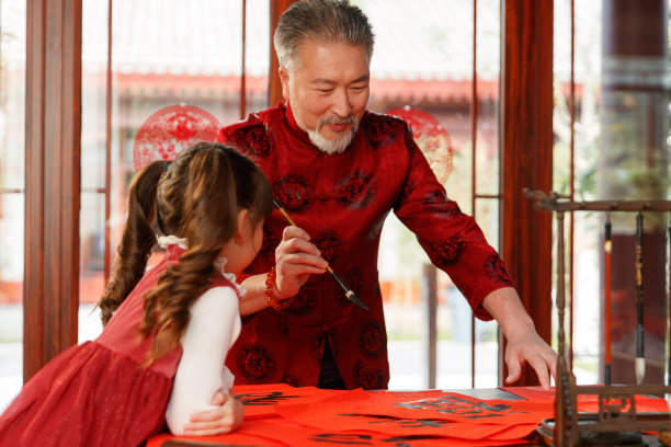 祖孙俩人一起写春联图片下载