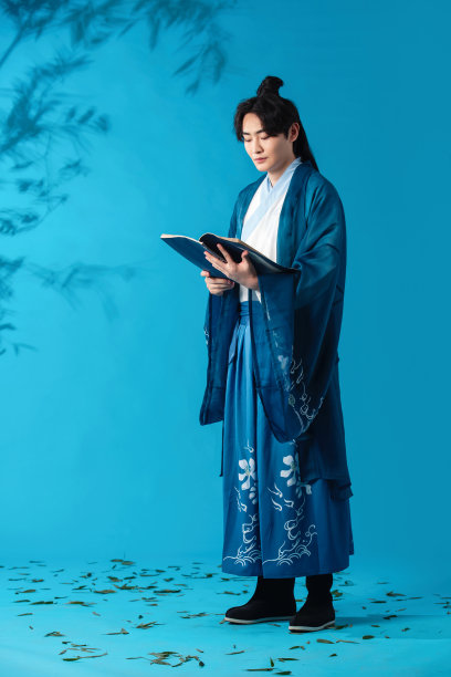 拿着书的古风男子图片下载