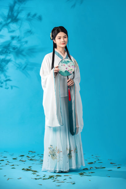 拿着扇子的古风美女图片下载