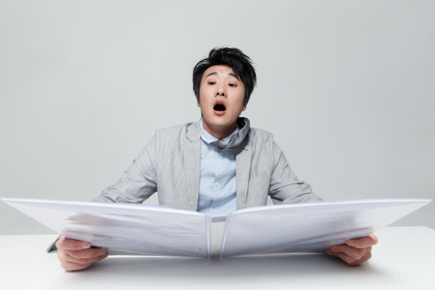 表情震惊的商务男士图片下载