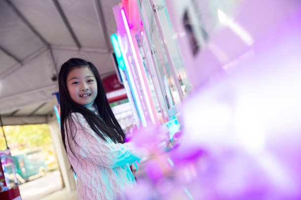 可爱的女孩在游戏厅玩耍图片下载