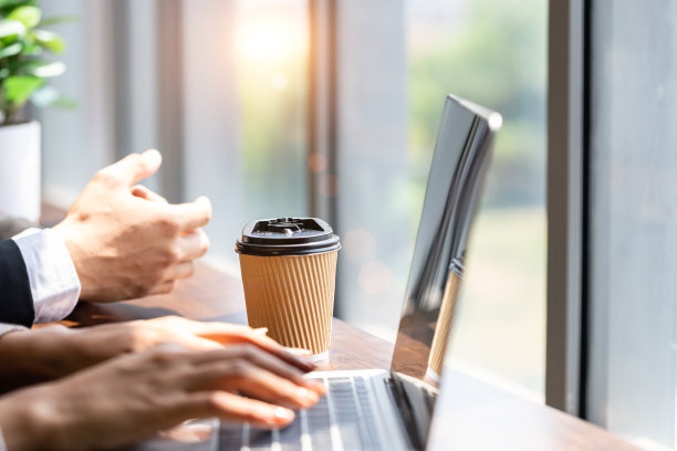 桌上放热咖啡的纸咖啡杯，供商务人士或想要洽谈业务或在任何地方工作的员工使用图片下载