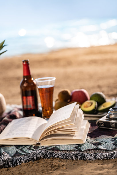 沙滩上的水果和饮料图片下载