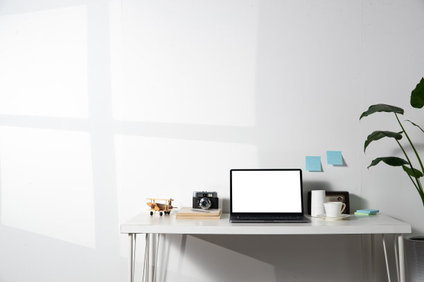 居家办公桌上的笔记本电脑图片下载