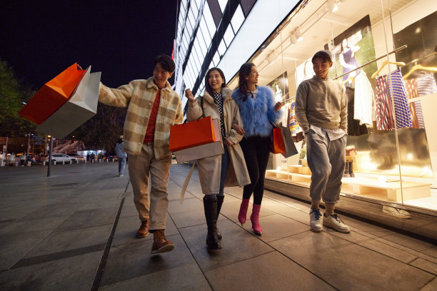 快乐的青年朋友逛街图片下载