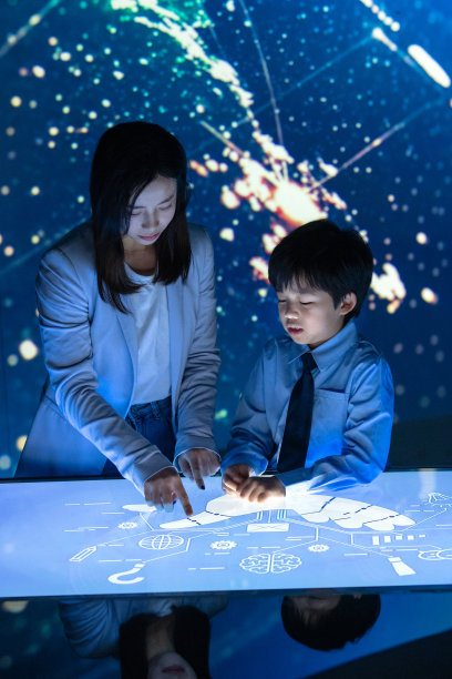 课堂上的老师和小学生图片下载