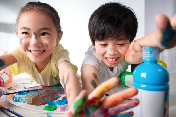 手上涂满颜料的小学生素材图片