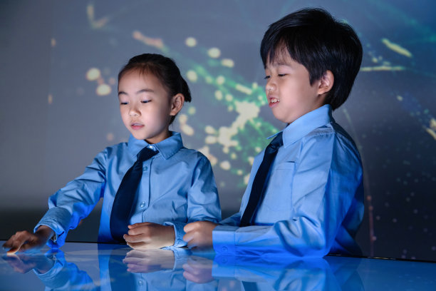 课堂上的小学生图片下载