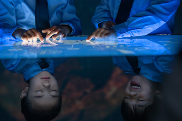 课堂上的小学生图片下载