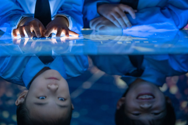 课堂上的小学生图片下载