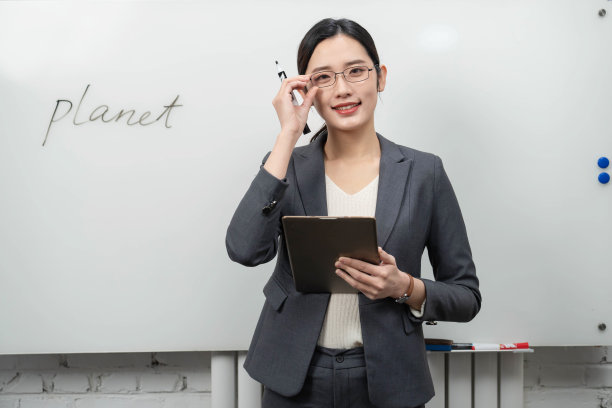 教英语的青年女教师图片下载