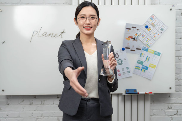 成功的商务女士拿着奖杯图片下载