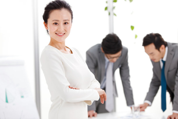 商务人士在办公室工作图片下载