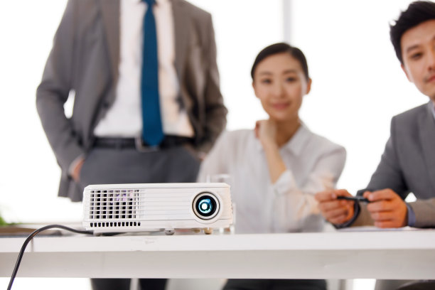会议室里的投影设备图片下载