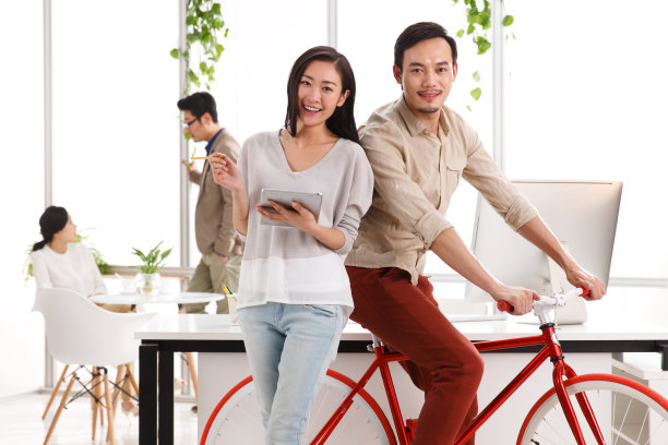 欢乐的商务男女在办公室图片下载