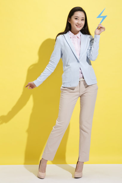 青年商务女士拿着闪电符号图片下载