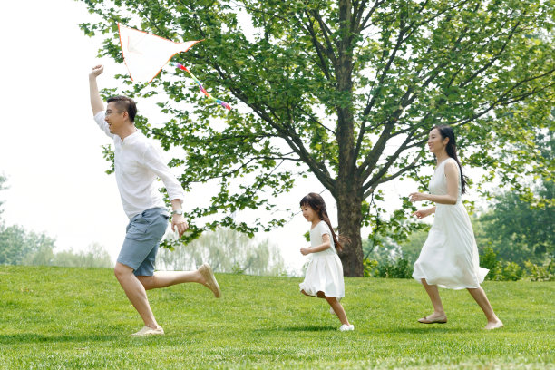 一家三口在草地上放风筝图片下载