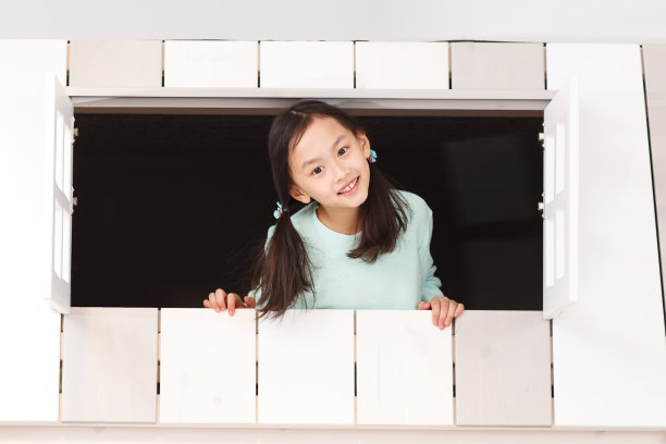 可爱的小女孩在室内玩耍图片下载