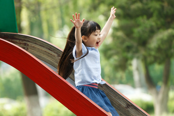 小女孩滑滑梯图片下载