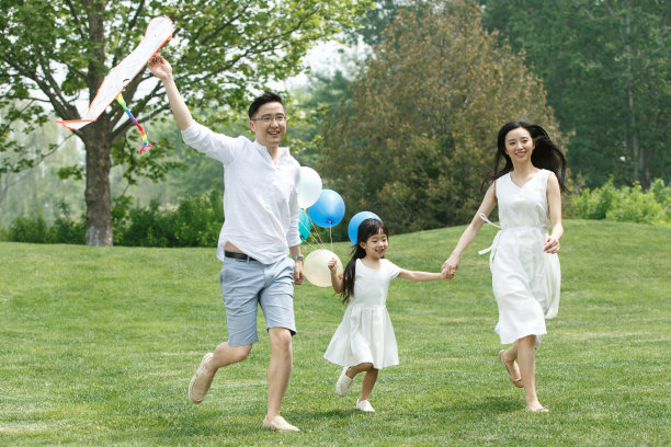 一家三口在草地上玩耍图片下载