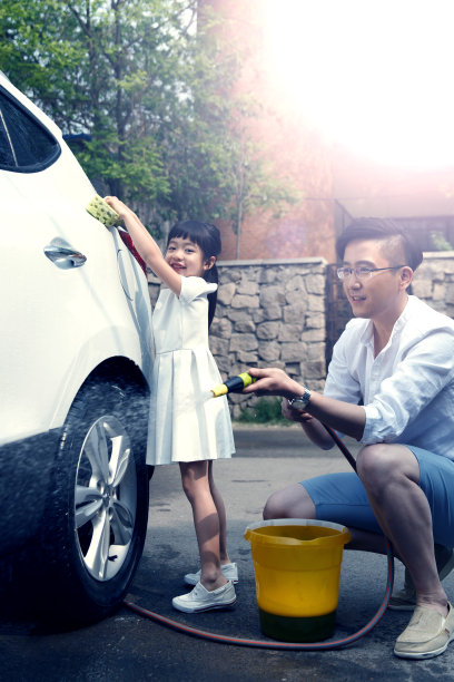 快乐父女擦洗汽车图片下载