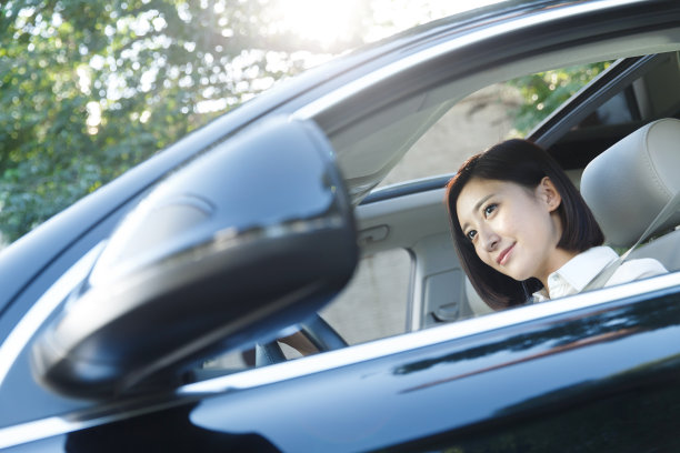 青年女人开车图片下载