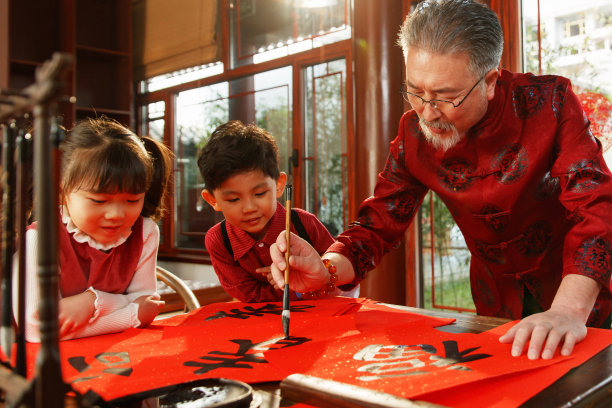 祖孙三人一起写春联图片下载