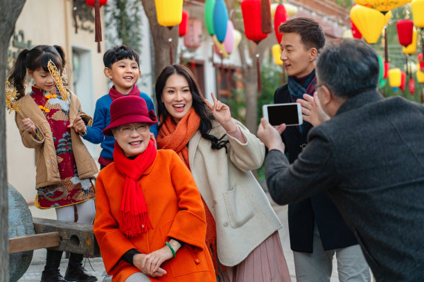 逛庙会合影留念的一家六口图片下载