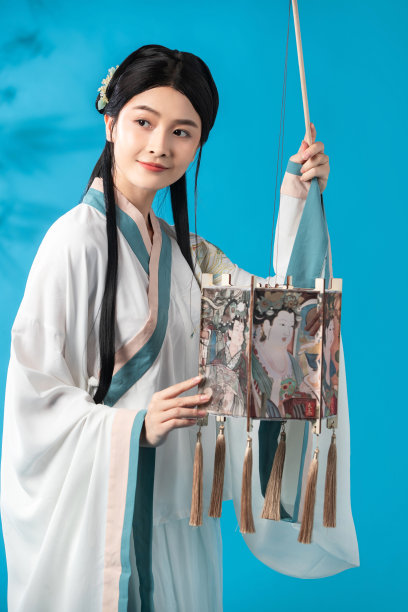 提着灯笼的古风美女图片下载