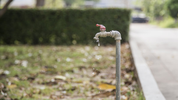 关掉草坪上的水龙头。图片下载