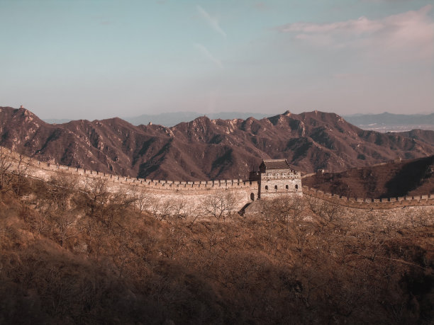 中国的长城在冬季登上了中国的山巅——世界新七大奇迹图片下载